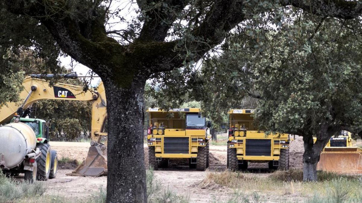 Imagen de archivo de la maquinaria para la excavación de la empresa Berkelei Minera en Retortillo.-ICAL