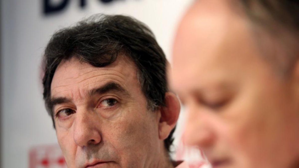 Los secretarios generales de CCOO y UGT en Castilla y León, Ángel Hernández y Faustino Temprano (D), respectivamente, presentan el calendario de movilizaciones por un empleo y salario dignos y contra la carestía de la vida-ICAL