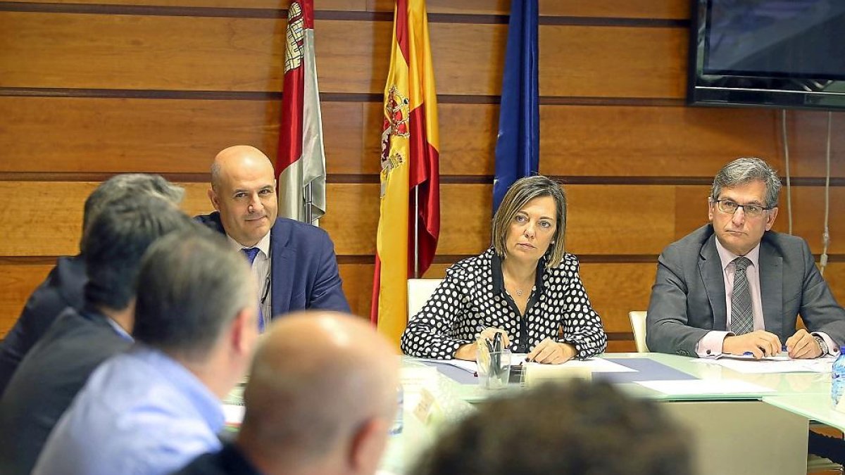 Jorge Llorente, Milagros Marcos y Eduardo Cabanillas ayer, en el Consejo Agrario de Castilla y León.-ICAL