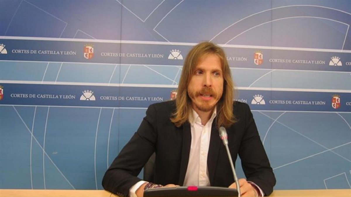 El portavoz de Podemos en las Cortes, Pablo Fernández, ofrece una rueda de prensa en la que analiza la situación de la sanidad en la Comunidad-Rubén Cacho / ICAL