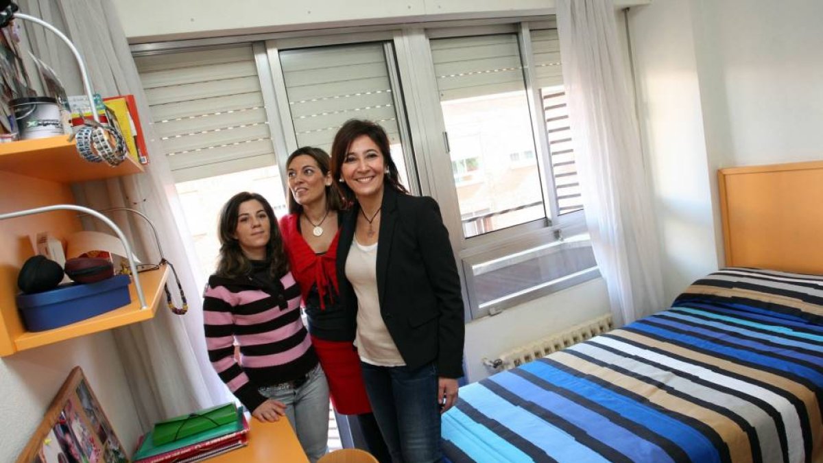 La consejera de Familia e Igualdad de Oportunidades de la Junta, Milagros Marcos, y la directora de la Fundación Aldaba Proyecto Hombre, Mª Paz de la Puente, visitan las instalaciones de esta fundación en Valladolid-Ical
