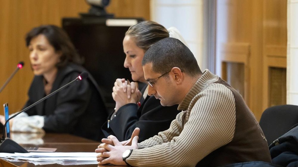 La fiscal, Mónica Campo; la abogada defensora, Carmen Hedrosa y el condenado por asesinato, César Freire, en una de las vistas del proceso.-PABLO REQUEJO / PHOTOGENIC