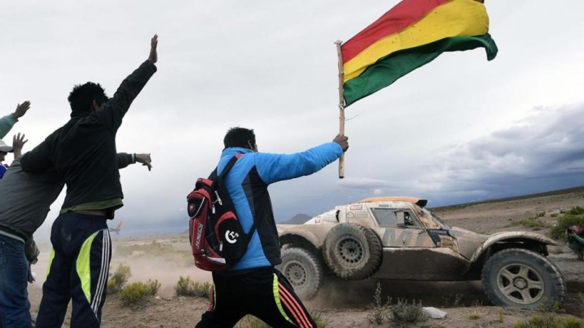 Miles de bolivianos esperan ver pasar el Dakar 2017.-AFP / FRANCK FIFE