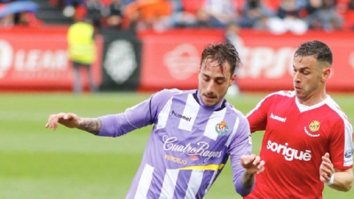 Calero protege el balón ante el acoso de Vázquez, durante el Nàstic-Real Valladolid.-LALIGA