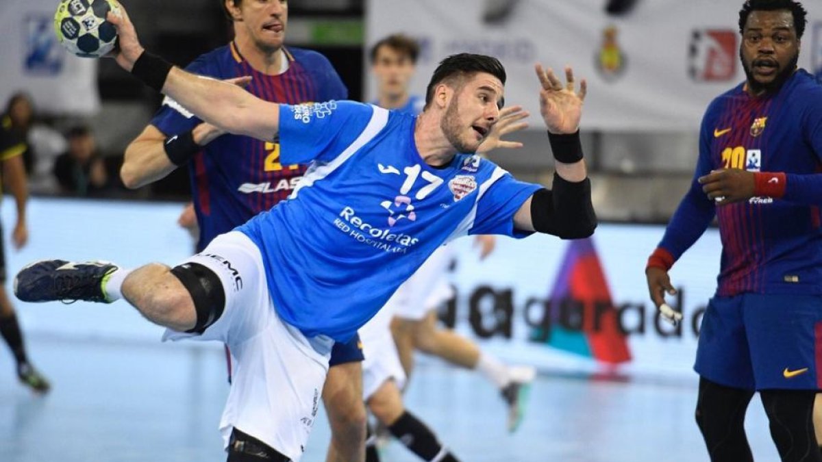 Serdio juega desde el pivote ante la mirada de los defensores del Barcelona.-@fedmadridbm