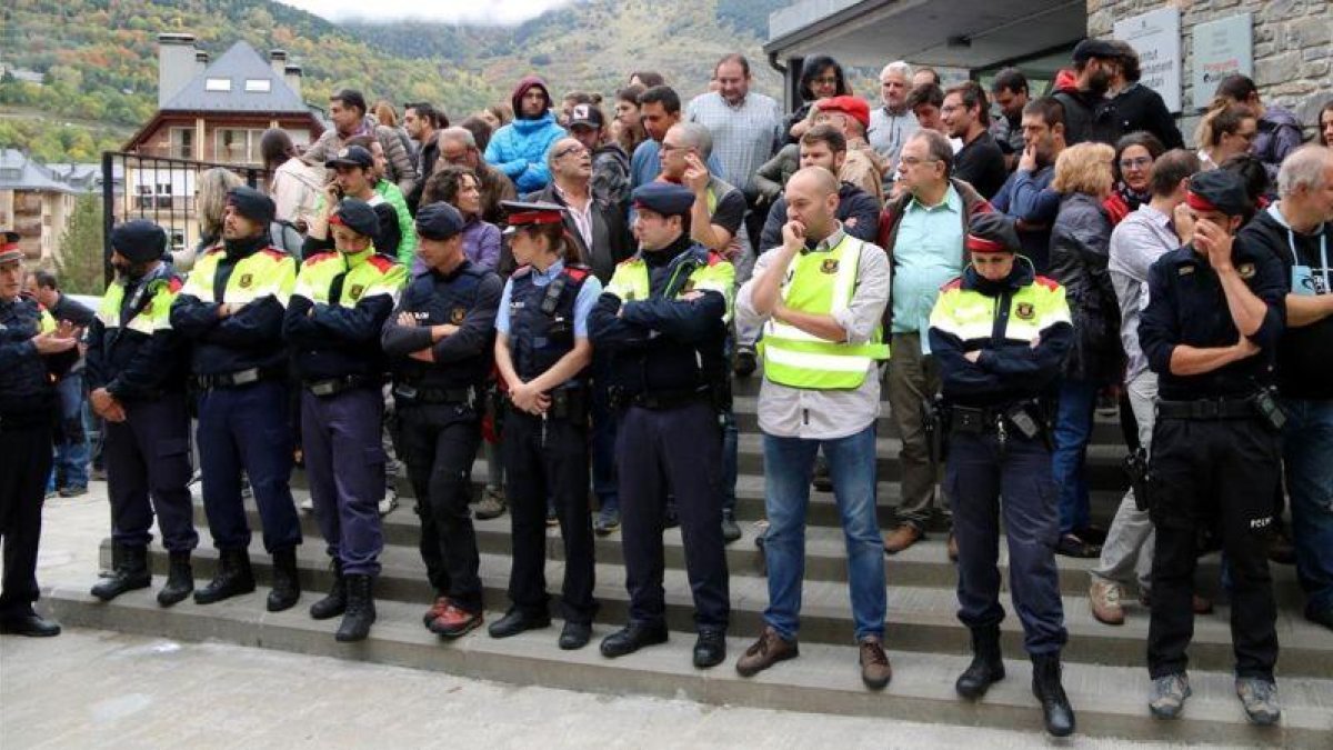 Agentes de los Mossos se han retirado, con lágrimas en los ojos, de un colegio electoral en Vielha.-MARTA LLUVICH/ACN