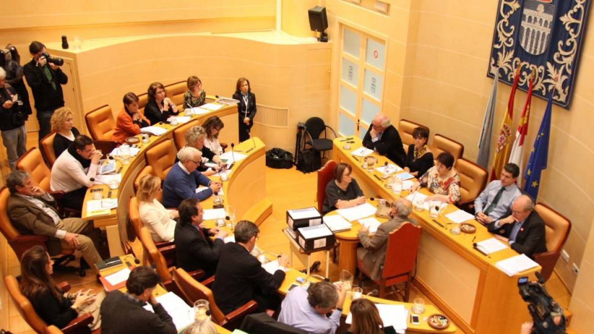 La alcaldesa, Clara Luquero, preside el pleno para la aprobación del presupuesto de 2015-Ical