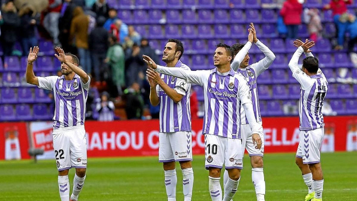 Los jugadores del Real Valladolid aplauden a la afición tras el partido ante el Éibar.-J.M. LOSTAU