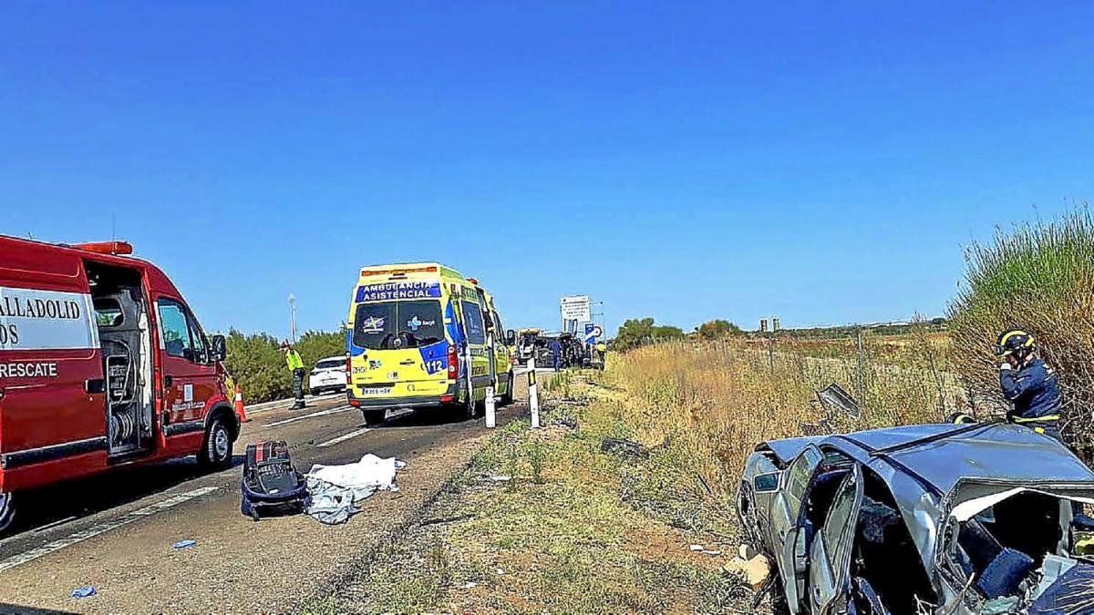 Dispositivo asistencial desplegado en el lugar del fatal accidente, en el kilómetro221.5 de la autovía A-6, sentido Galicia.-BOMBEROS DIPUTACIÓN