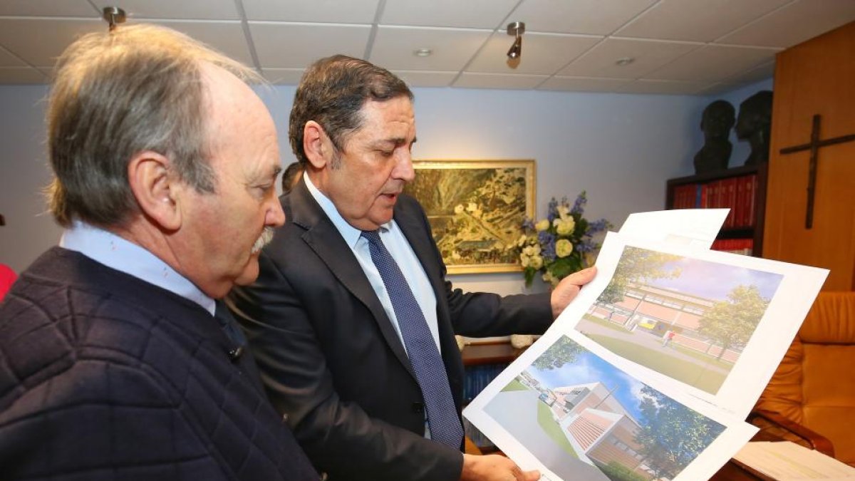 El consejero de Sanidad de la Junta, Antonio María Sáez (D), junto al alcalde de Bembibre, José Manuel Otero (I), durante su comparecencia para informar sobre el nuevo centro de salud de Bembibre (León)-ICAL