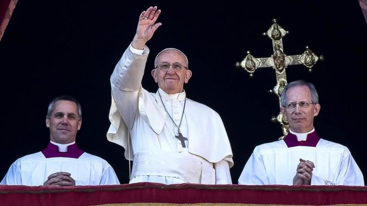 El papa Francisco saluda a los fieles en su tradicional mensaje Urbi et Orbi en El Vaticano.-EFE