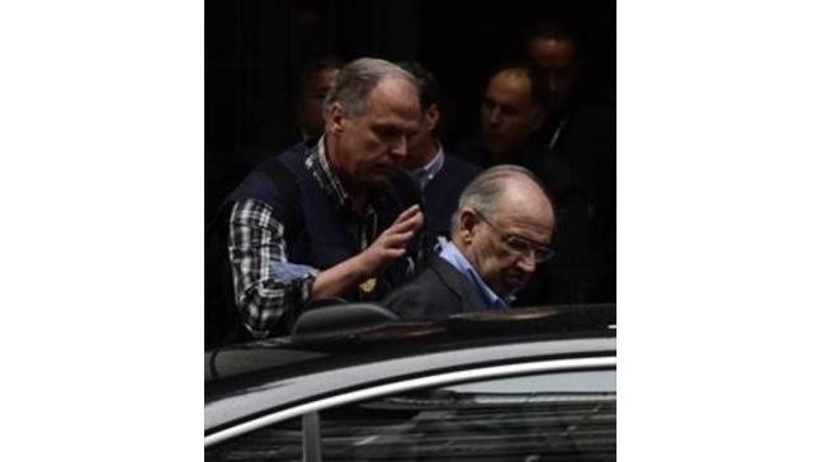 Rodrigo Rato, detenido, sale de su domicilio, el pasado 16 de abril.-JUAN MANUEL PRATS