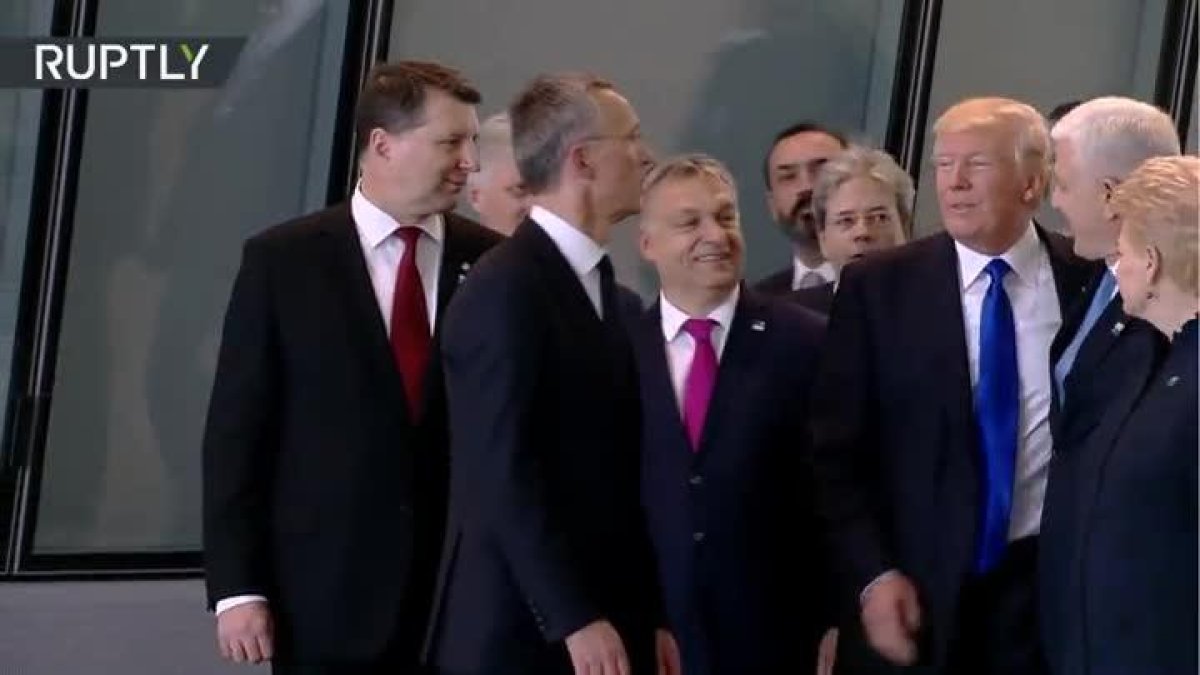 Trump empuja al primer ministro de Montenegro para colocarse delante en la foto.-