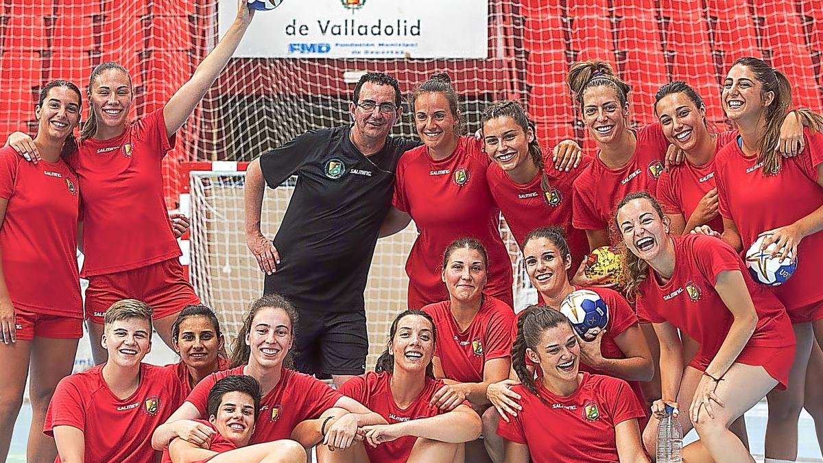 Foto de familia de las jugadoras del Aula Valladolid junto a su entrenador en su primer día de pretemporada.-J.C. CASTILLO