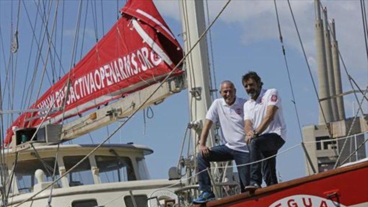 Lo Monaco y Camps, abordo del 'Astral'.-EL PERIÓDICO