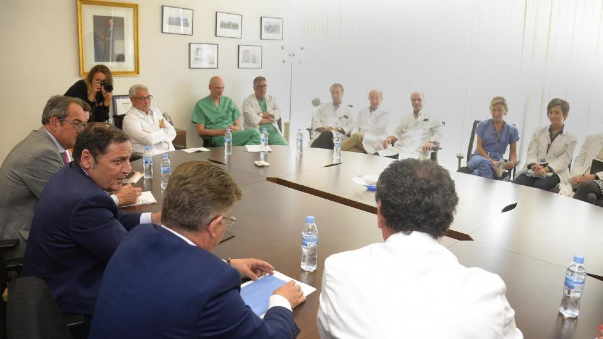 El consejero de Sanidad, segundo por la izquierda, durante la reunión con la subcomisión de quirófanos del HUBU.-SANTI OTERO
