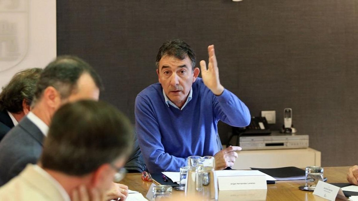 Ángel Hernández en la reunión del Consejo Asesor de la Memoria Histórica.-ICAL