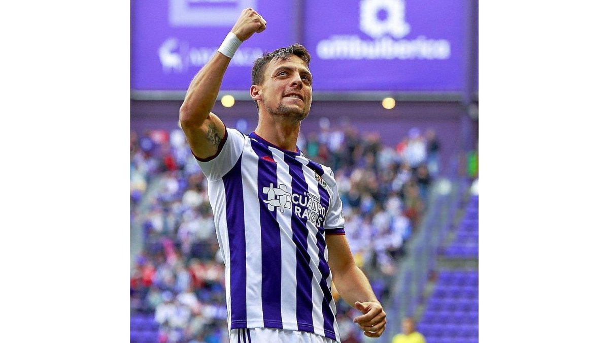 Óscar Plano celebra con la grada el primer tanto del partido puño en alto.-J.M. LOSTAU