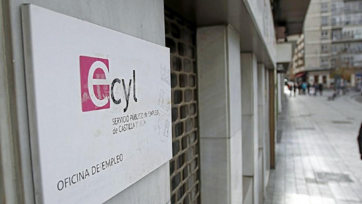 Oficina de Empleo del Ecyl en la plaza de Poniente de Valladolid.-J. M. Lostau