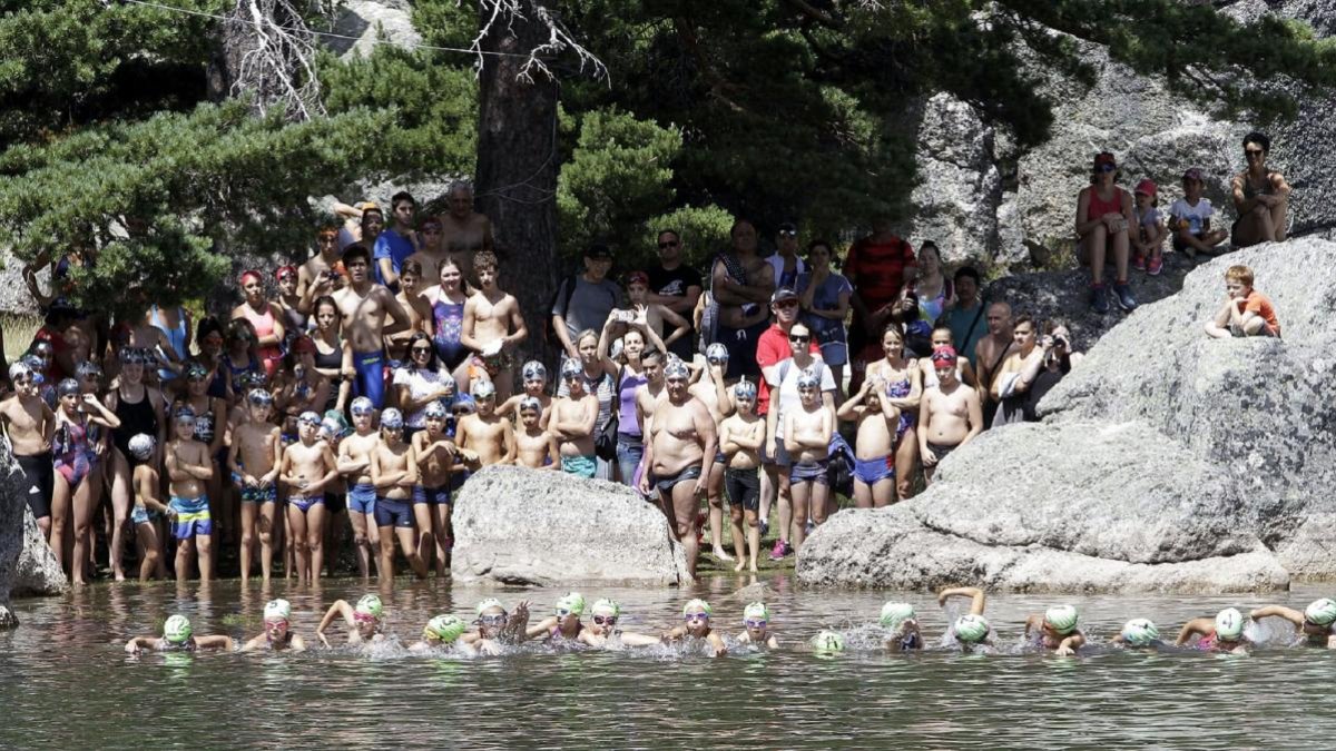 Un grupo de nadadores a la salida de la prueba celebrada ayer en la Laguna Negra de Soria.-LUIS ÁNGEL TEJEDOR