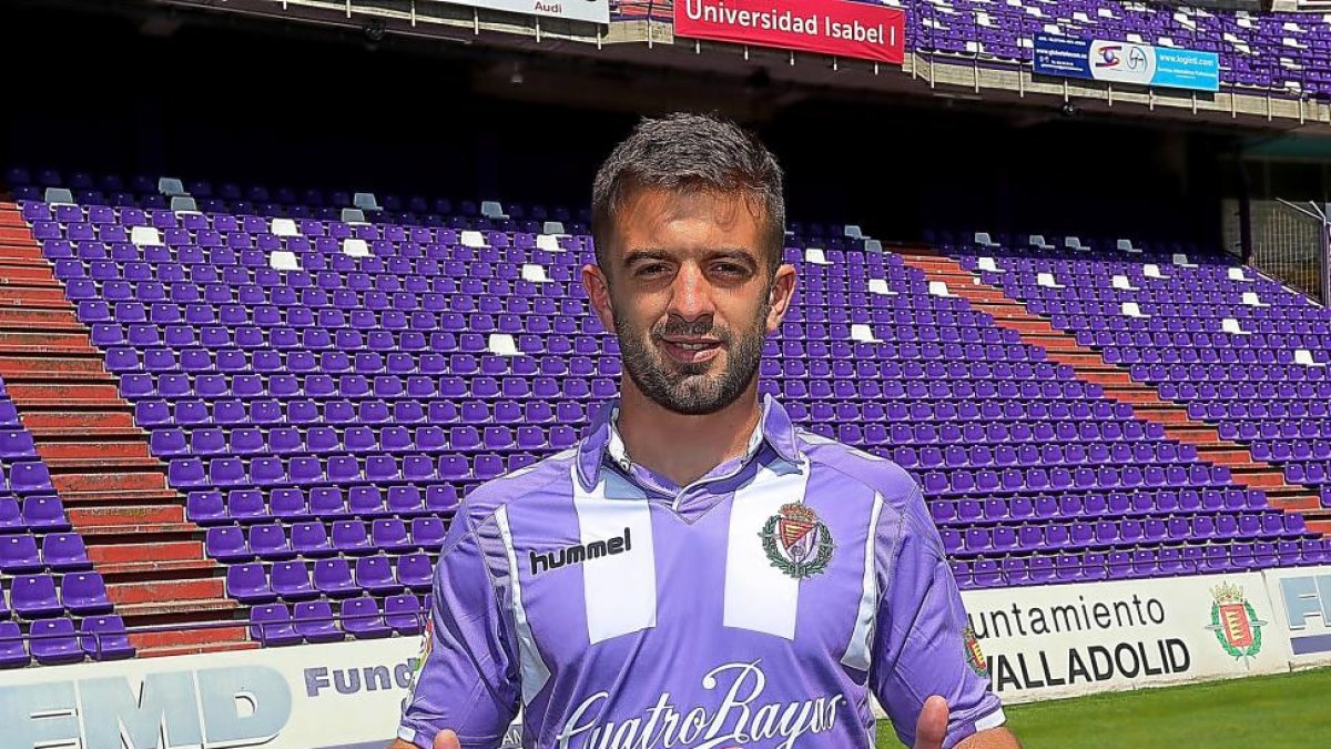 Balbi posa con los pulgares hacia arriba sobre el césped de Zorrilla durante su presentación.-BALCAZA