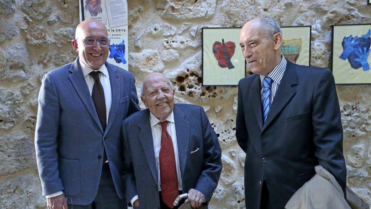 El presidente de la Diputación de Valladolid, Jesús Julio Carnero, el escritor José Jiménez Lozano, y el director de la Fundación Jorge Guillén, Antonio Piedra.-ICAL