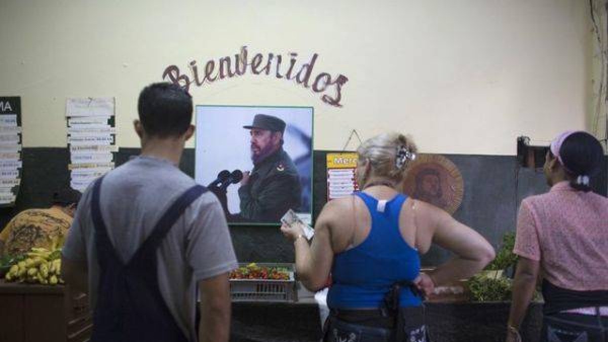 Habitantes de La Habana compran verduras en una tienda, el pasado jueves.-Foto: ALEXANDRE MENEGHINI / REUTERS