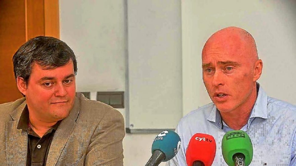 Mike Hansen y Lorenzo Alonso anunciaban ayer en la sede de Ibecon el acuerdo por el que el club estará protegido y asegurado con el aval que asume de 150.000 euros la empresa vallisoletana de recursos humanos-EL MUNDO