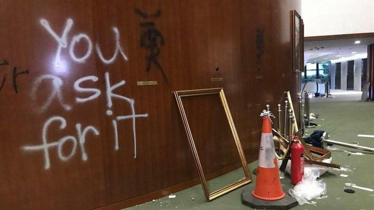 Destrozos causados en el interior del Parlamento de Hong Kong.-JOHNSON LAI (AP)