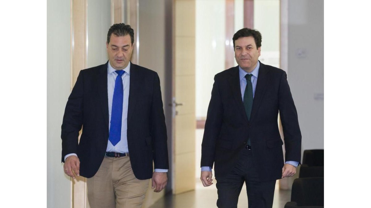 El portavoz del Grupo Popular en las Cortes, Carlos Fernández Carriedo, presenta una proposición de ley para que las estaciones de servicio cuenten con personal de atención al público-ICAL