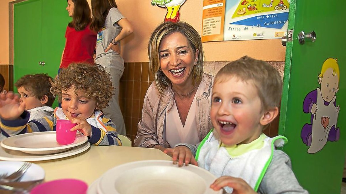 La Consejera de Familia, Alicia García en una visita a un centro infantil.-ICAL