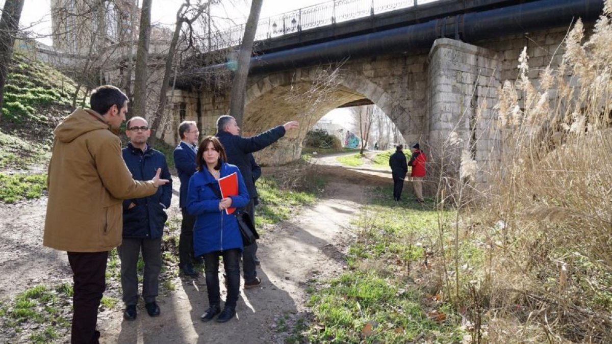 Los concejales Luis Vélez,María Sánchez y Manuel Saravia, ayer con Luis Ángel Largo, de Amigos del Pisuerga.-EM