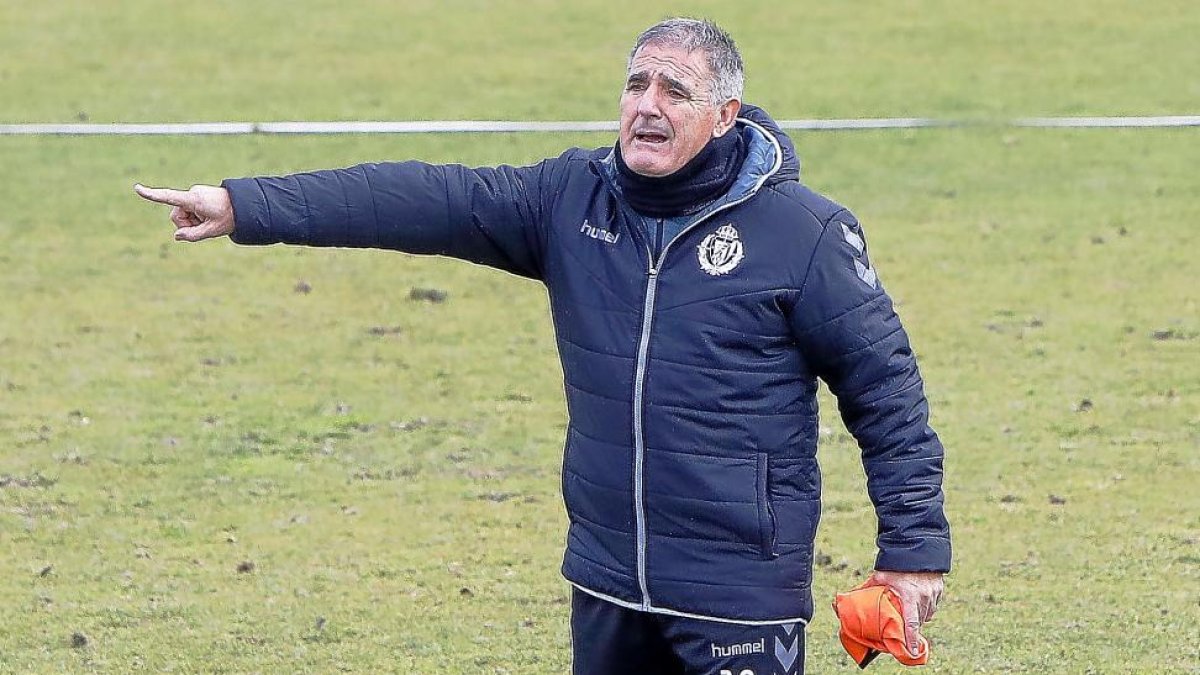 Paco Herrera imparte una orden duranTe un entrenamiento del Real Valladolid.-J.M.LOSTAU