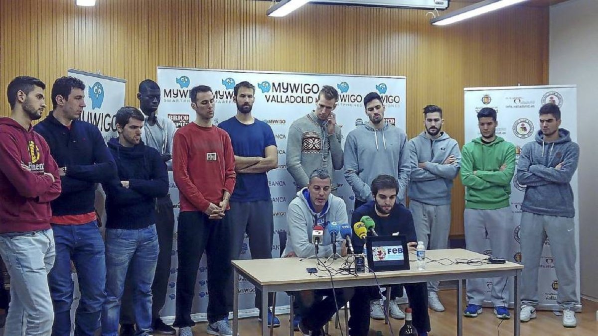Los jugadores del CB Valladolid arropan a los capitanes Román Montañez e Iván Martínez durante la lectura del comunicado-El Mundo