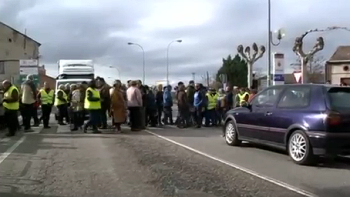 Los manifestantes cortan un paso de peatones de la carretera N-122.-E.M