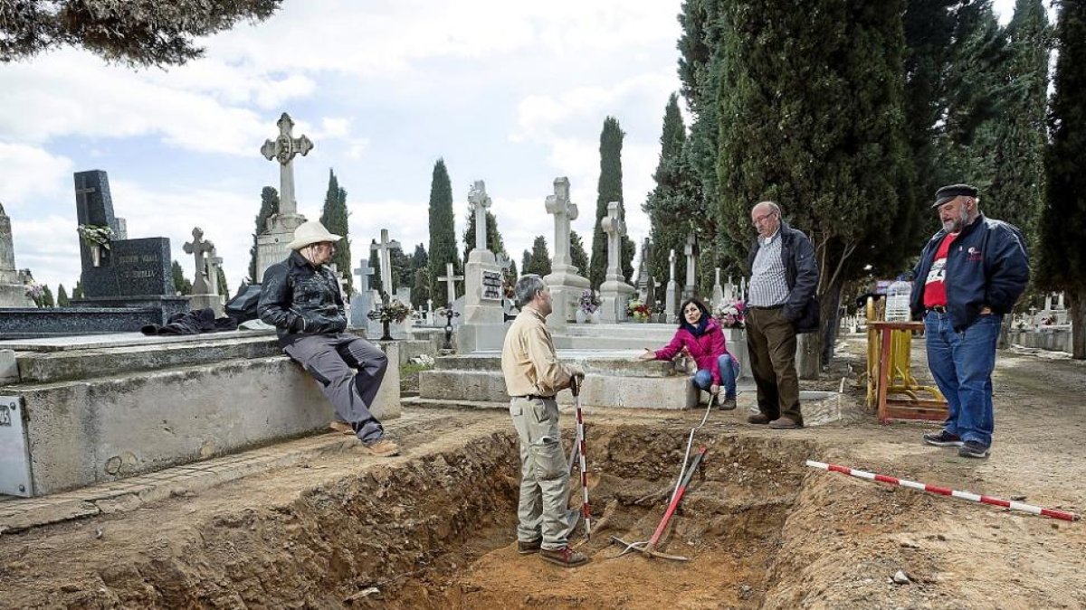 Excavación de una de las fosas comunes en el cementerio del Carmen sobre la que se construirá el memorial.-MIGUEL ÁNGEL SANTOS