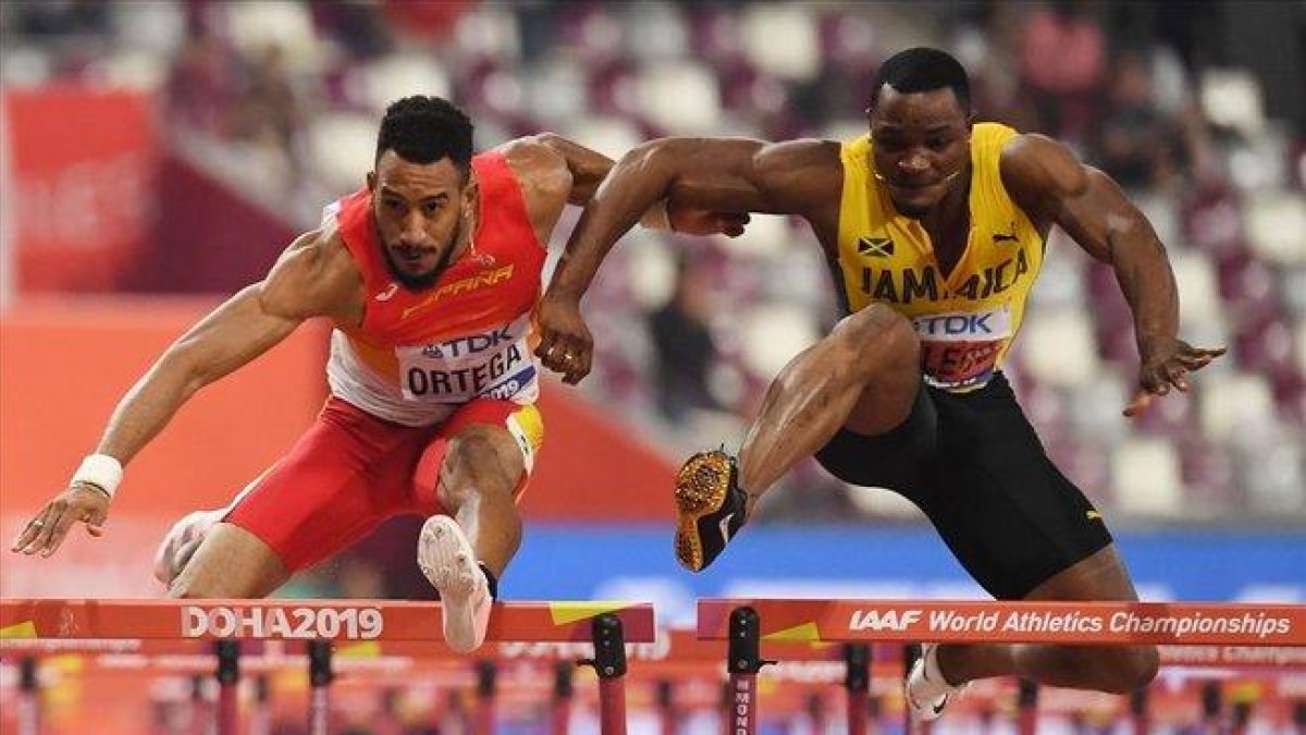 Orlando Ortega, obstaculizado por McLeod, en la final de los 110 vallas.-JEWEL SAMAD (AFP)