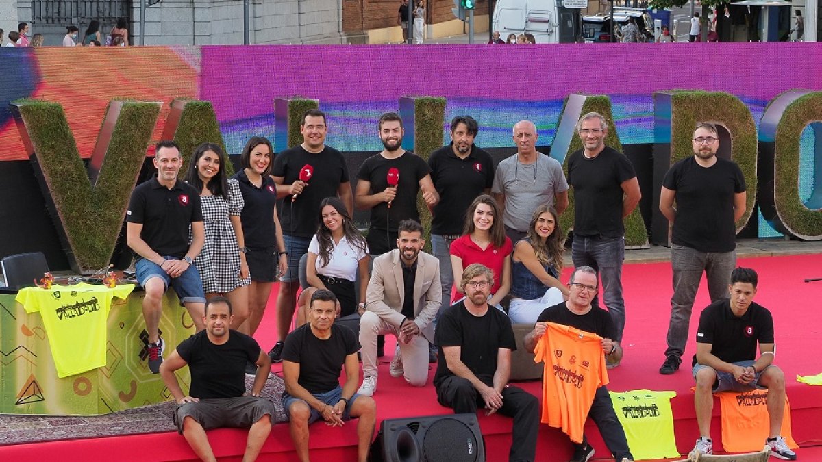 El equipo de ‘8 Magazine Valladolid’ de La 8 llevará las fiestas a las casas de los vallisoletanos toda la semana desde su plató de la plaza Zorrilla. P. REQUEJO / PHOTOGENIC
