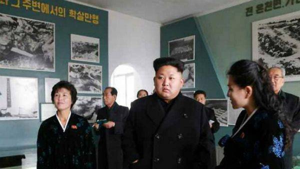 El líder norcoreano, Kim Jong-un, visitando, ayer, un museo en Sinchon (Corea del Norte).-Foto: EFE