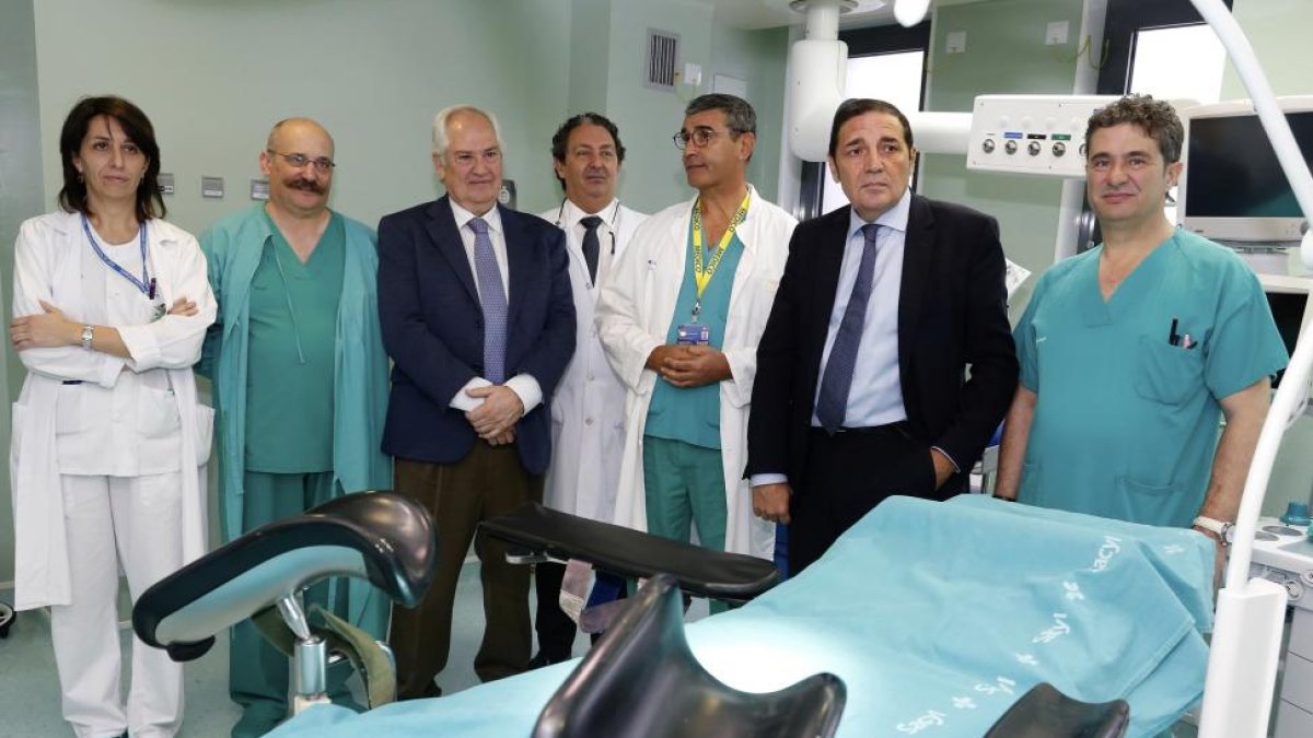 El consejero de Sanidad, Antonio María Sáez, visita el nuevo paritario quirofanizado del Hospital de León-Ical