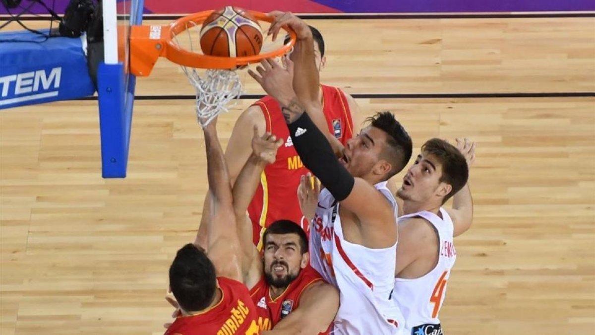 Willy Hernangómez machaca el aro de Montenegro ante su hermano Juancho-AFP / DANIEL MIHAILESCU