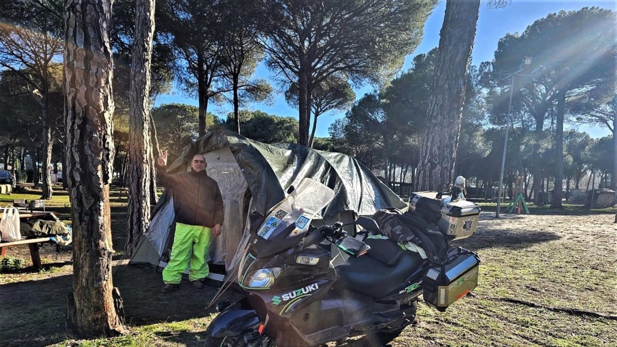 Santiago Rivas 'El motero solitario', primer acampado de Motauros 2024. MOTAUROS