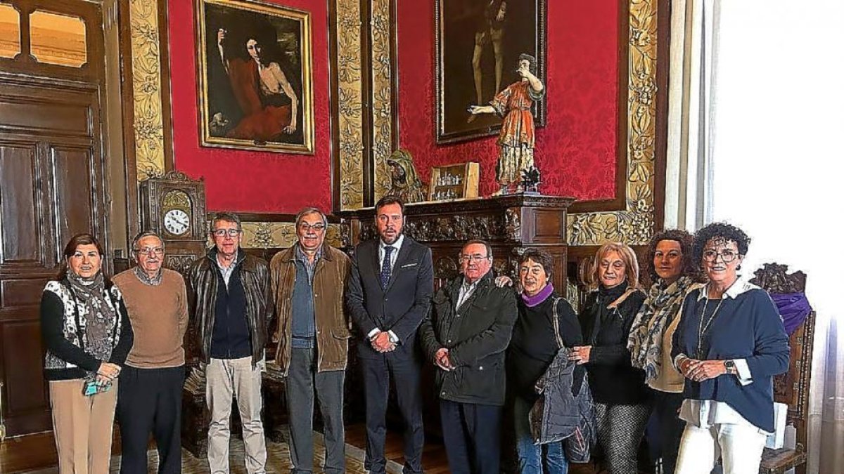 La concejala Victoria Soto, izquierda, Óscar Puente, centro, y la edil de Servicios Sociales, Rafaela Romero, derecha, con los miembros de la Plataforma Social.-La concejala Victoria Soto, izquierda, Óscar Puente, centro, y la edil de Servicios Sociales, Rafaela Romero, derecha, con los miembros de la Plataforma Social. E. M.