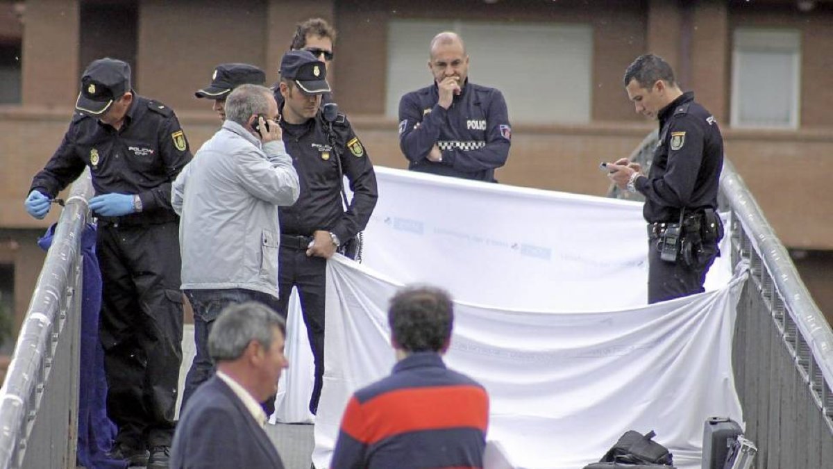 Agentes de la policia nacional y local, instantes después del crimen de Isabel Carrasco el 12 de mayo del año pasado.-Ical