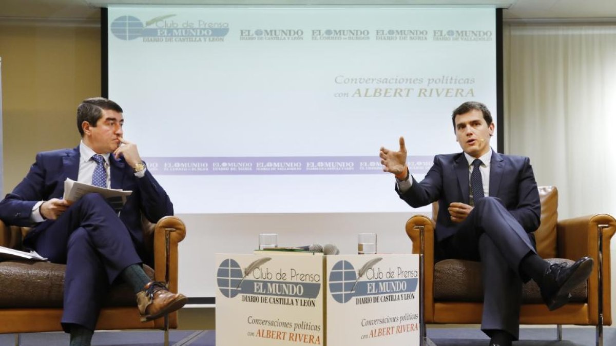 Pablo Lago y Albert Rivera, en un momento del Club de Prensa de EL MUNDO DE CASTILLA Y LEÓN-J. M. LOSTAU