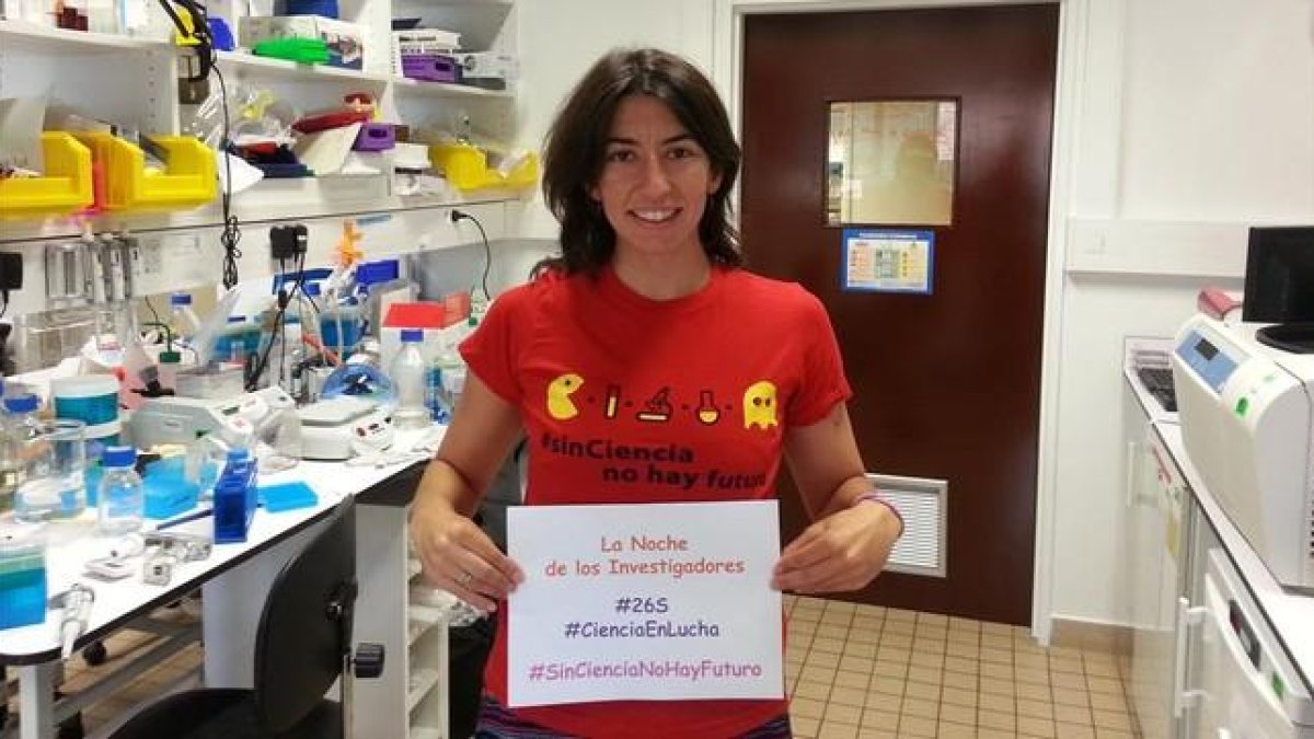 María Almena, portavoz del Grupo de Trabajo de Voto de Marea Granate, en una reivindicación del papel de la ciencia, en París, donde reside.-EL PERIÓDICO