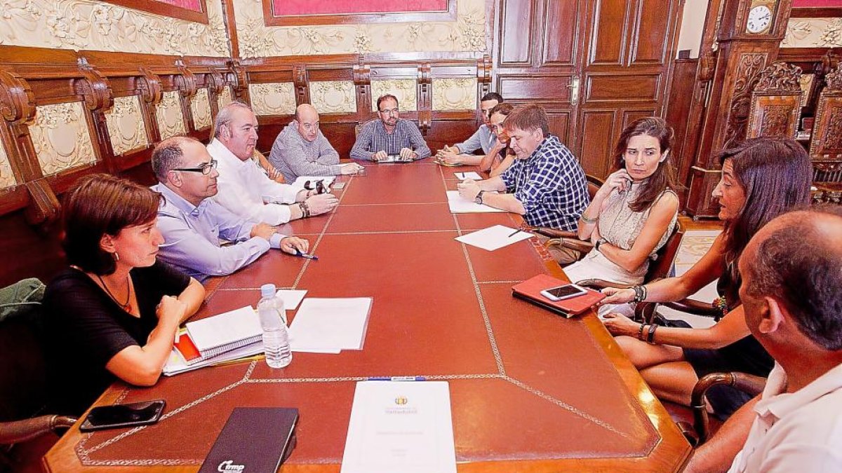 La reunión de ayer entre concejales y representantes de los industriales del mercado del Val.-J. M. LOSTAU