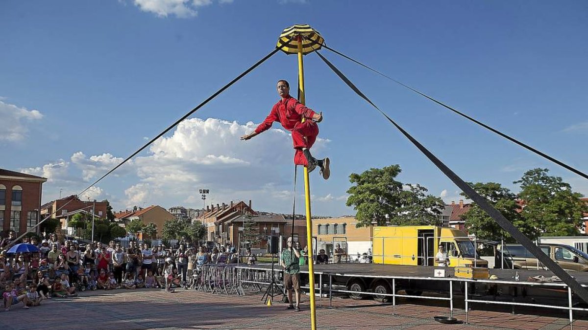 Iván Alone, de la compañía Circo Activo, realiza una acrobacia en el mástil chino durante la última jornada del fe-José C. Castillo