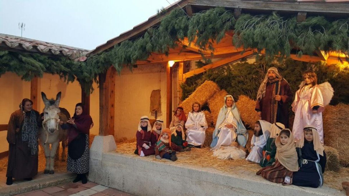 Vecinos de Fresno representaron a la Virgen María y a San José con el Ángel anunciador y el niño Jesús.-EL MUNDO