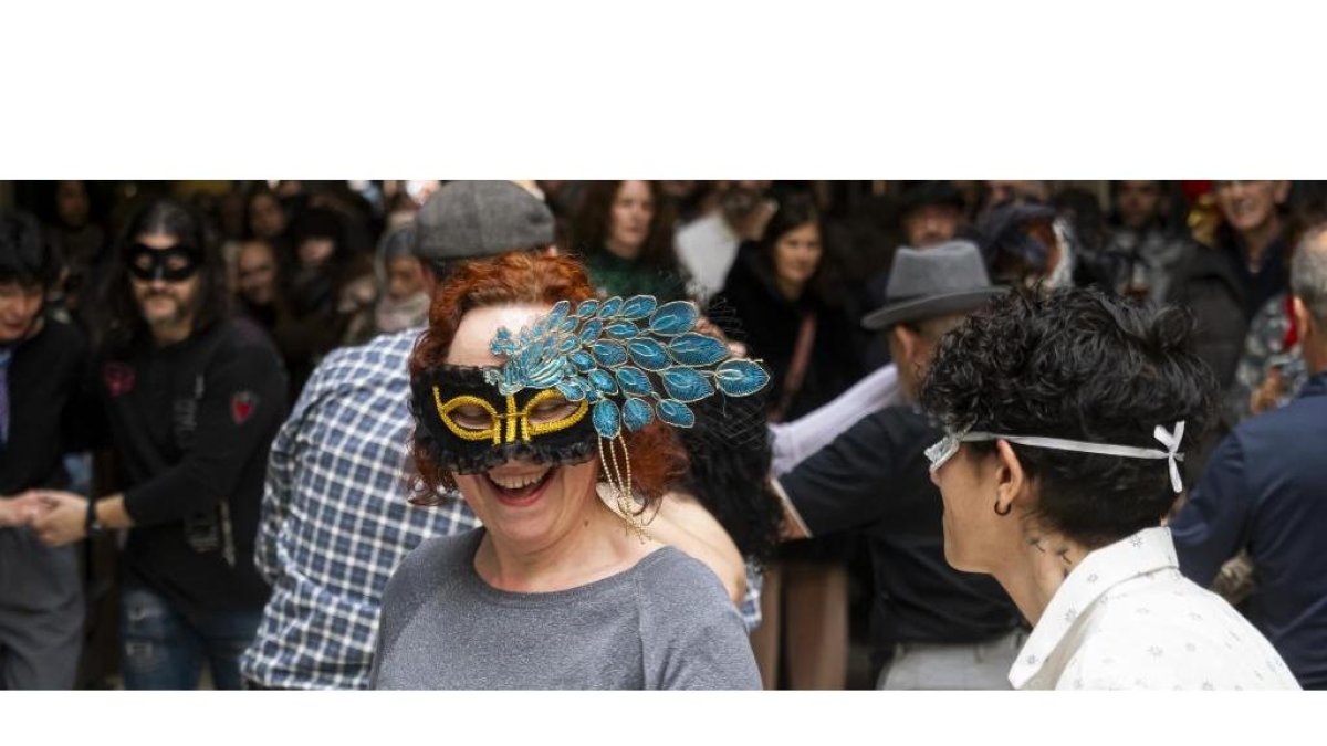 Baile de máscaras de carnaval en el Pasaje Gutiérrez. -PHOTOGENIC